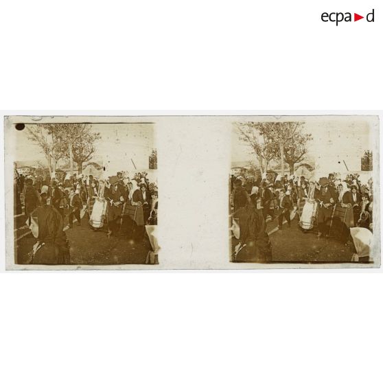 [Vie locale : musiciens et danseuses en costume traditionnel].<br> [Légende d'origine]