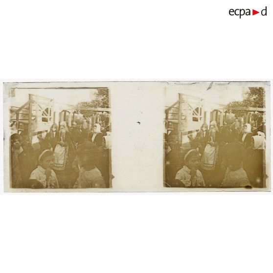 [Vie locale : musiciens et danseuses devant tribune en bois].<br>