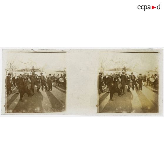 [Hommes dansant, dans les environs de Salonique ?].<br> [Légende d'origine]