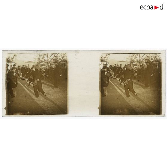 [Vie locale : musiciens dans la rue].<br> [Légende d'origine]