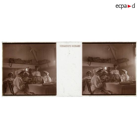 [Rabat. Infirmières autour d'une table dans une baraque de l'hôpital.]<br>