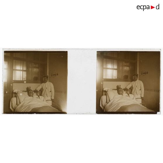 [Hôpital militaire de Verdun : malade alité et soldat debout dans une chambre].<br>