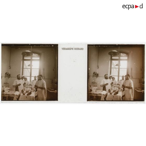 [Hôpital militaire de Verdun : médecins et infirmières autour d'un malade sur la table d'opérations].<br>