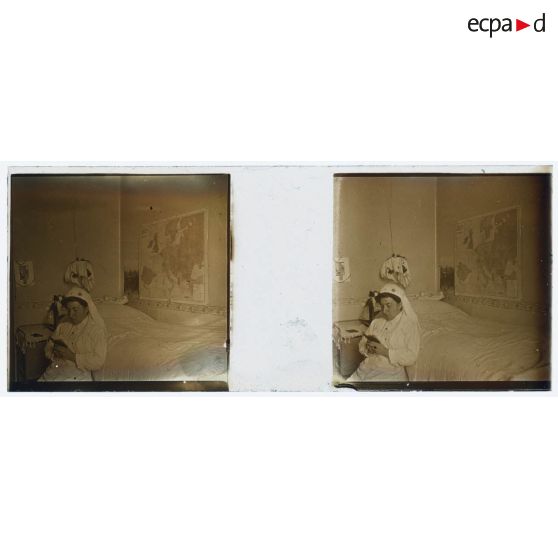 [Hôpital militaire de Verdun : infirmière dans sa chambre]. [Légende d'origine]