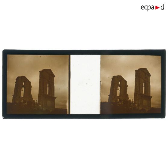 [Vue en contre-plongée d'une famille entre deux pans de murs en ruine]. [Légende d'origine]