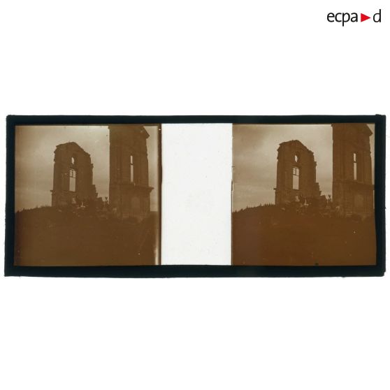 [Vue en contre-plongée d'une famille entre deux pans de murs en ruine].<br> [Légende d'origine]