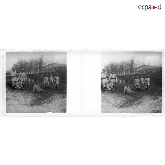 [Photographie de groupe de soldats devant une fine rangée d'arbres].<br> [Légende d'origine]