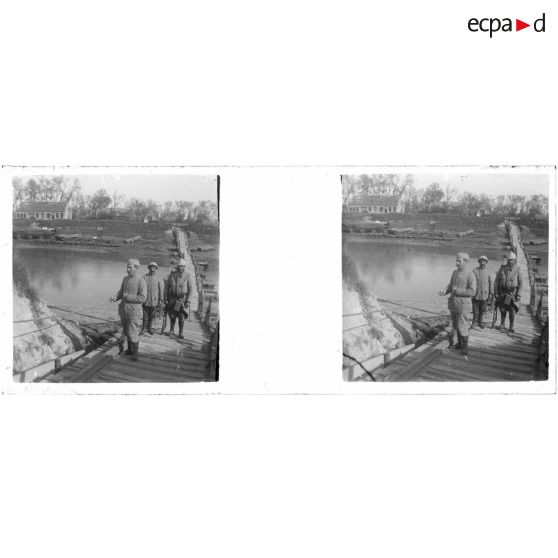 [Soldats sur une passerelle en bois].<br> [Légende d'origine]