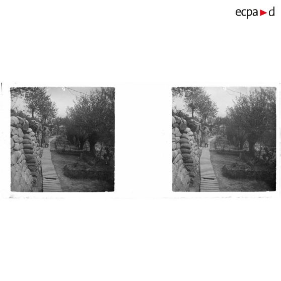 [Un soldat derrière une protection de sacs de sable].<br>