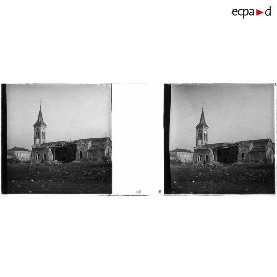 [Eglise atteinte par des bombardements].<br> [Légende d'origine]