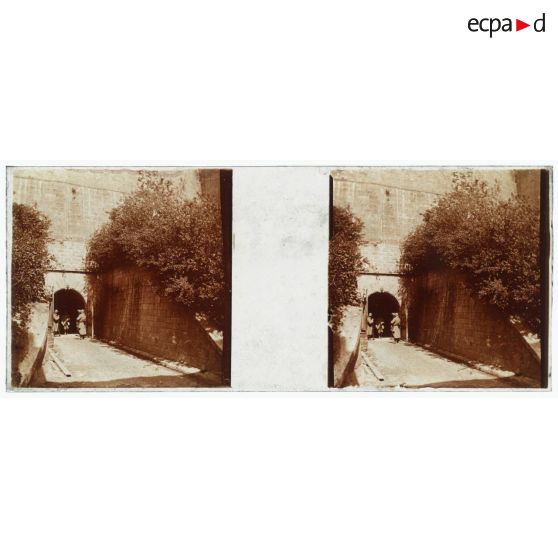 [Entrée d'un fort ou d'une citadelle].<br> [Légende d'origine]