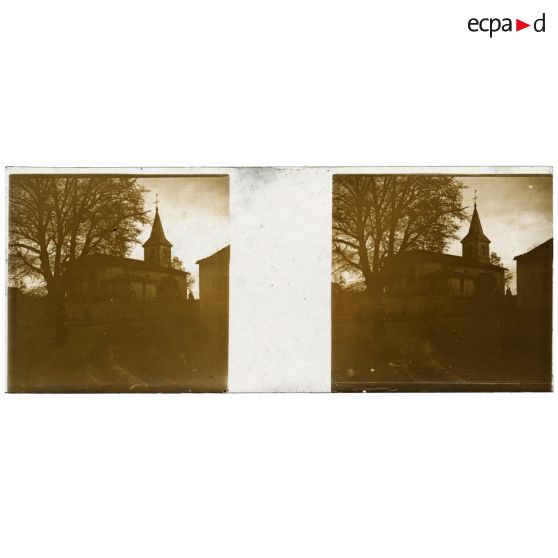 [Vue d'une église. Une femme est photographiée dans la rue au premier plan].<br>