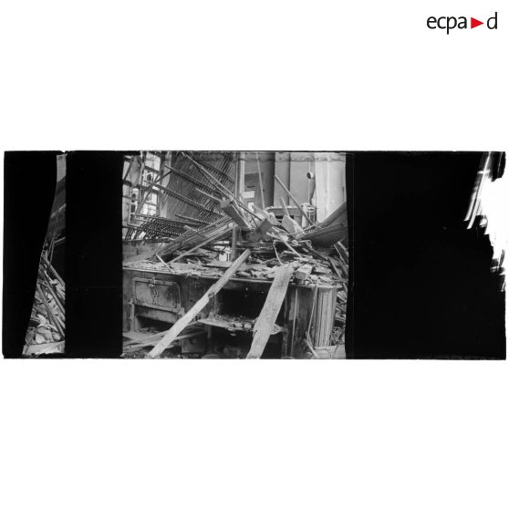 [Vue d'un intérieur d'appartement dévasté].<br> [Légende d'origine]