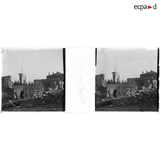 [Ruines avec 2 soldats et un restant de clocher à l'arrière-plan].<br> [Légende d'origine]