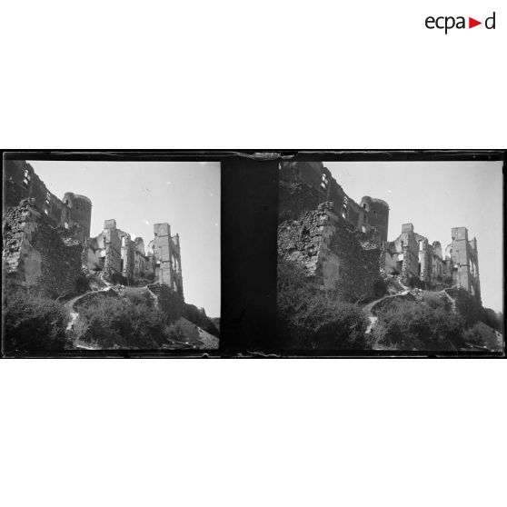 [Vue en contre-plongée d'un château en ruine].<br>