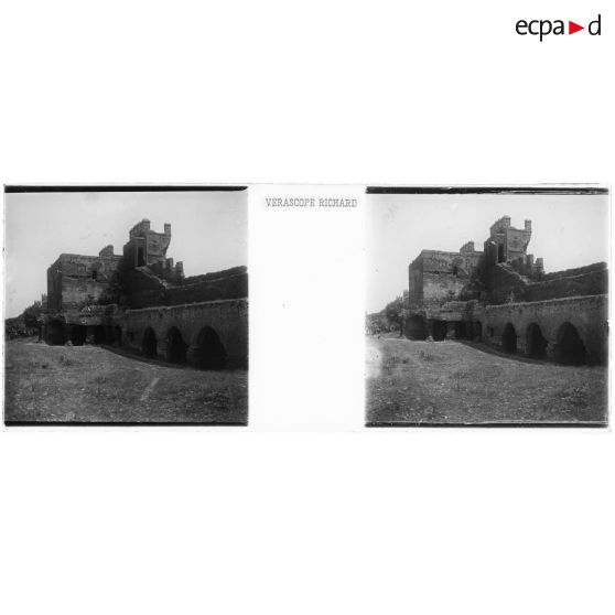 [Cour intérieure d'un château en ruine].<br> [Légende d'origine]