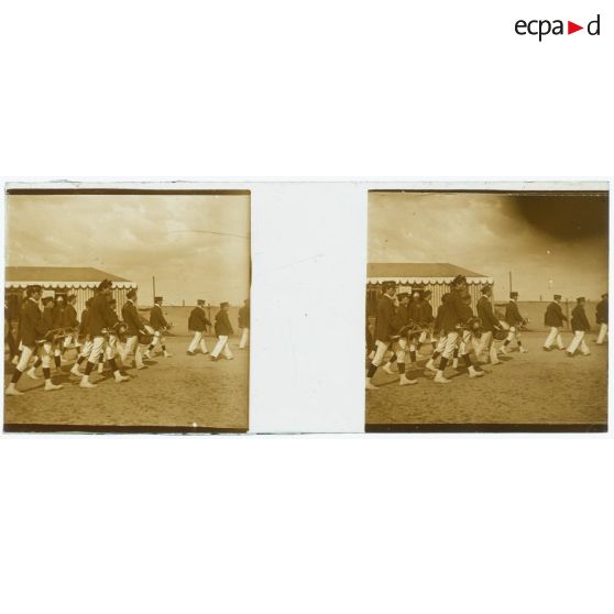 [Cérémonie militaire à Longchamp ? : musiciens].<br> [Légende d'origine]