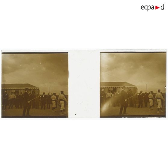 [Cérémonie militaire à Longchamp ? : défilé devant une tente à rayures avec la mention PRESSE].<br> [Légende d'origine]