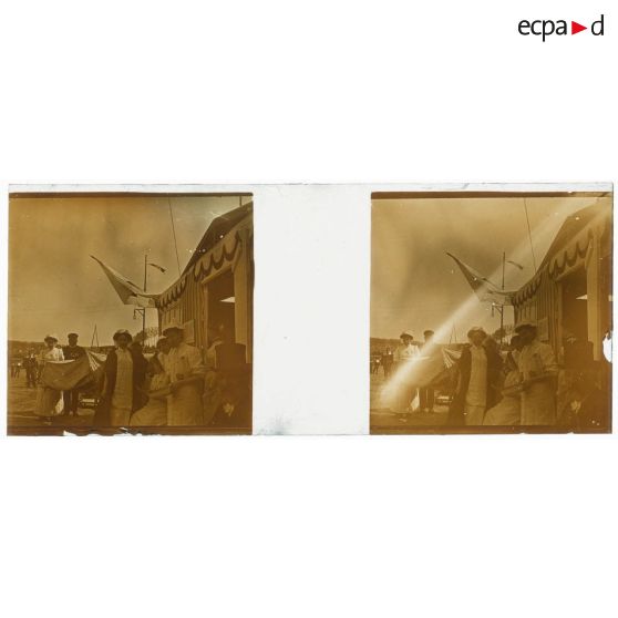 [Cérémonie militaire à Longchamp ? : infirmières devant une tente à rayures avec la mention AMBULANCE].<br>