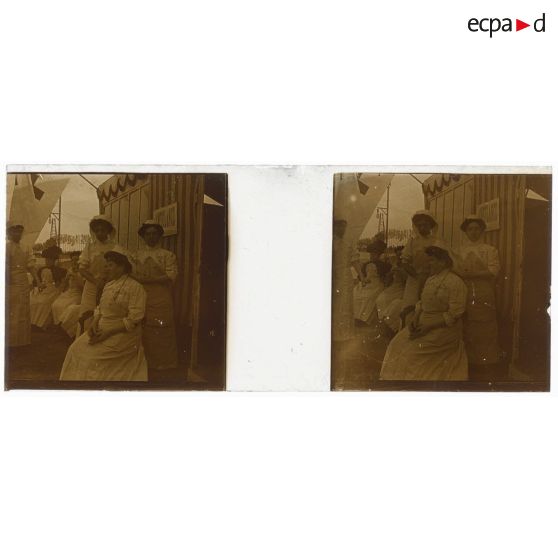 [Cérémonie militaire à Longchamp ? : infirmières devant une tente à rayures avec la mention AMBULANCE].<br>