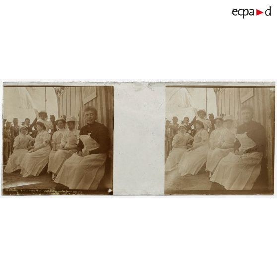 [Cérémonie militaire à Longchamp ? : infirmières devant une tente à rayures avec la mention AMBULANCE].<br>