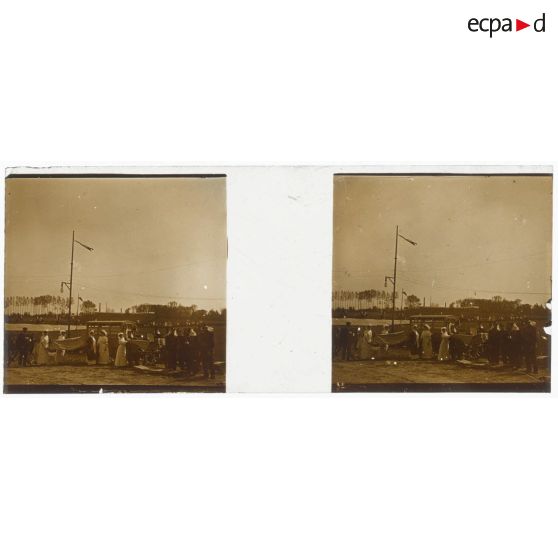 [Cérémonie militaire à Longchamp ? : infirmières et soldats].<br> [Légende d'origine]