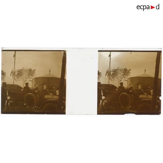 [Cérémonie militaire à Longchamp ? : automobile et tente].<br>