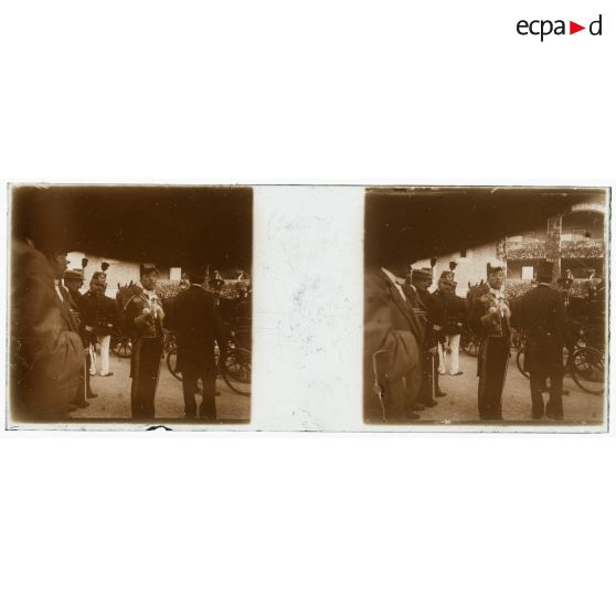 [Revue de Longchamp ? : militaires et un dignitaire asiatique portant une décoration].<br>