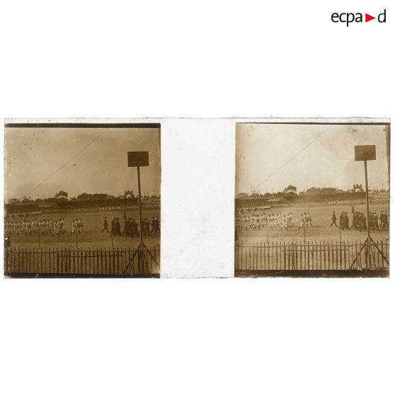 [Cérémonie militaire à Longchamp ? : défilé sur un stade ou un hippodrome].<br> [Légende d'origine]