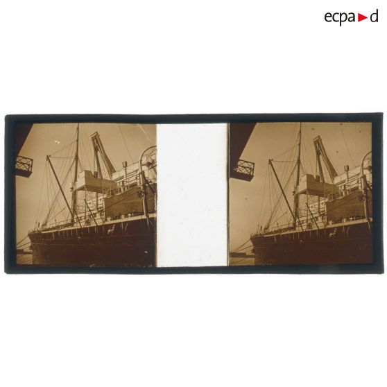 [Vue rapprochée d'un navire non identifié].<br> [Légende d'origine]