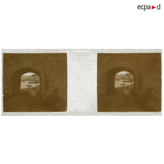 [Malte. Porte d'entrée sur un port].<br>