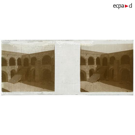 [Malte. Cour intérieure d'une forteresse avec 2 niveaux d'arcades].<br>