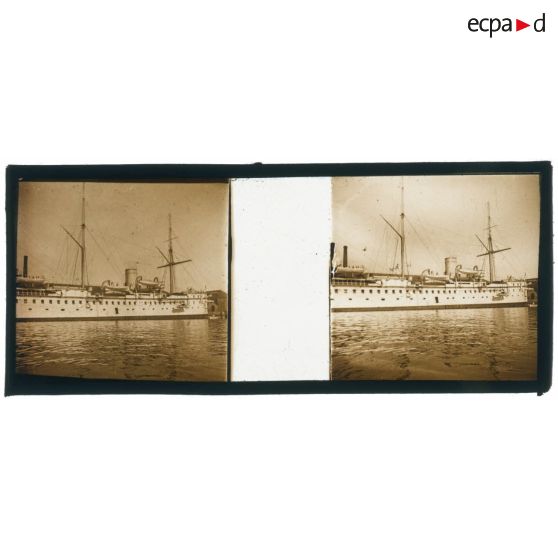 [Vue d'ensemble d'un navire non identifié].<br>