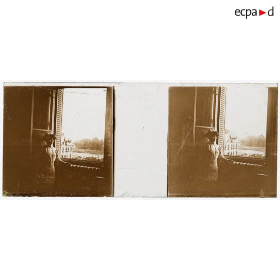 [France : portrait d'une infirmière dans un intérieur devant une fenêtre].<br> [Légende d'origine]