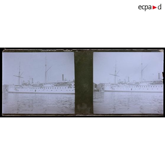 [Vue d'ensemble d'un navire non identifié].<br> [Légende d'origine]