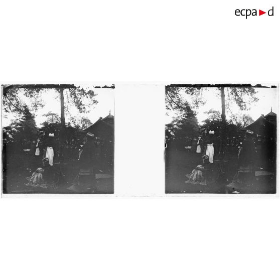 [Européens assistant à une scène avec Marocains ?].<br> [Légende d'origine]