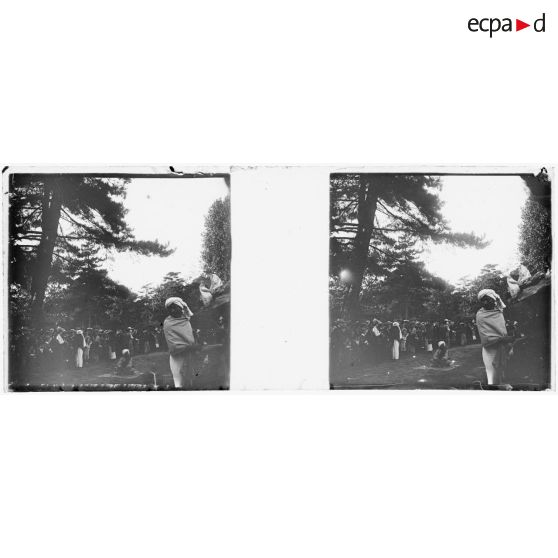 [Population marocaine ? dans un jardin].<br> [Légende d'origine]