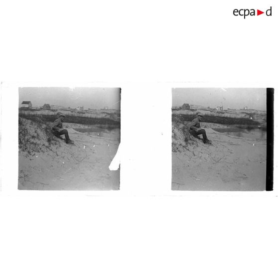 [Nieuport : soldat assis dans les dunes].<br>