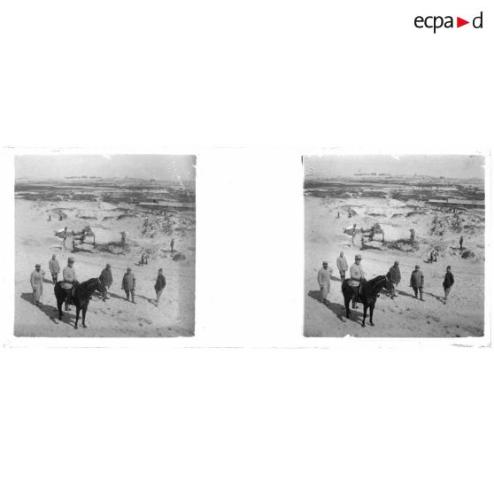 [Nieuport : soldats dans les dunes ; l'un monte un cheval au premier plan].<br>