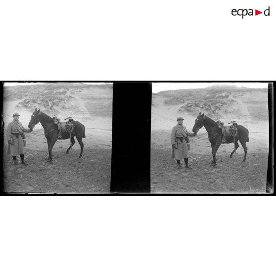 [Nieuport : portrait d'un soldat à côté de son cheval].