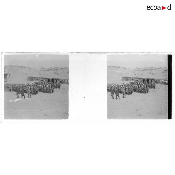 [Nieuport : rassemblement de soldats devant abri dans les dunes].<br>
