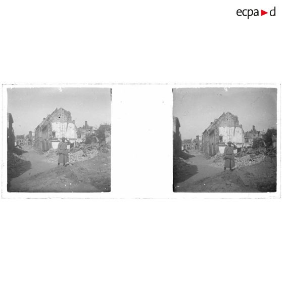 [Nieuport : soldat devant ruines].<br>