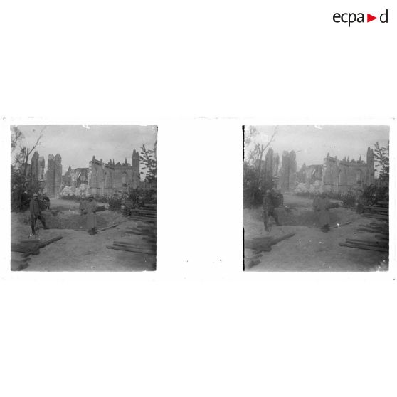 [Nieuport : soldats devant ruines].<br>
