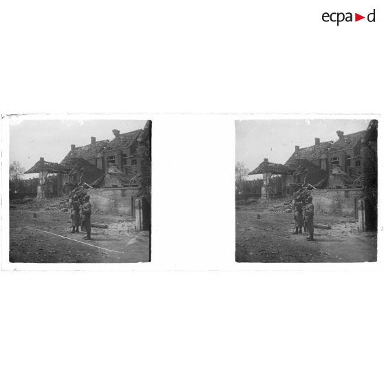 [Nieuport : soldats devant ruines].<br>