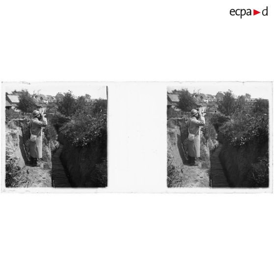 [Soldat observant à la jumelle depuis une tranchée]. [Légende d'origine]