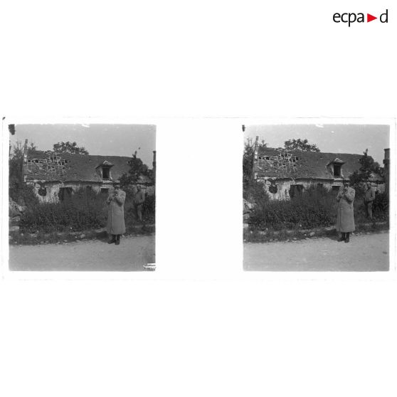 [Soldats devant une maison en ruine (la charpente est visible sur le toit)]. [Légende d'origine]