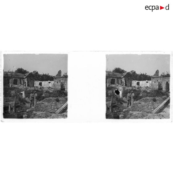 [Deux soldats au milieu de ruines].