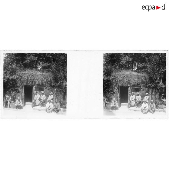 [Un groupe de soldats devant un abri]. [Légende d'origine]