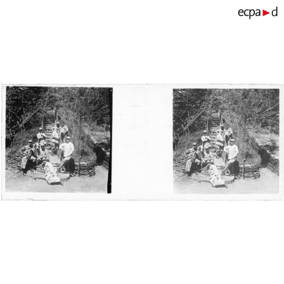 [Un groupe de soldats au pied d'un escalier].