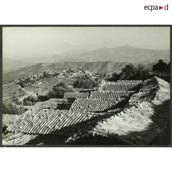Ouled Haddada. Vue du carrefour 488. Au loin, le Djebel Ahmed. [légende d'origine]